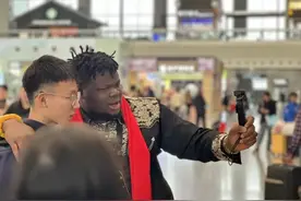 什么是春运？这位外国小伙坐高铁亲自体验！图片