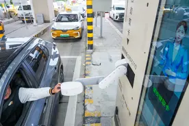 北京大兴机场高速收费员换成了机器人？发卡、交费变快了图片