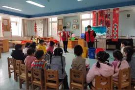 垃圾分类进校园，环保理念入人心图片