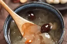 炖银耳汤，切记不要直接下锅炖！牢记4点，20分钟出胶，汤更黏稠图片