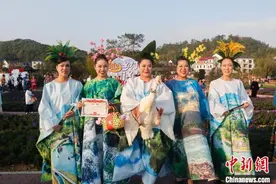 浙江衢州美丽乡村变秀场 大众模特展示花样时装图片