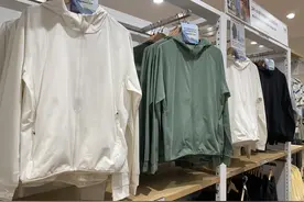 一线现场 | 高温天气热辣辣，市民消暑降温各有招图片