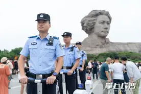 组图丨橘子洲头 警用平衡车便捷巡逻保安全图片