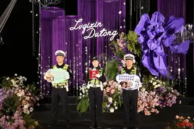 婚宴上交警送特别“祝福礼包”背后：尊重新人意愿，还要减少对婚礼流程的干扰图片