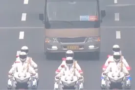 国家功臣 国礼待之！“V字型”礼宾车队护卫国家功勋模范人物前往人民大会堂图片
