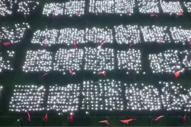 9月17日，河南洛阳。河南一大学晚间军训结束，教官带领6000余名新生高喊：“青春万岁 祖国万岁！”图片