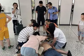 俯身救人的样子真美！旅客晕倒众人16分钟接力救治图片