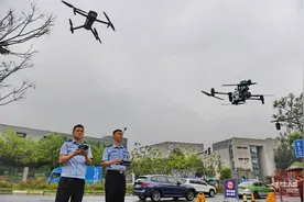 警用无人机高空“喊话”，空地联动护航考生图片