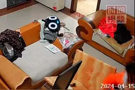 小女孩一脚踩断家里大理石茶几：当时懵住了 坐沙发上不敢动弹图片