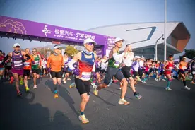 2023宁波马拉松“跑向新年”图片