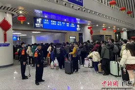 铁警全力护航广州新塘站春运临时旅客列车图片