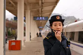从幕后到台前：“95后”甜妹子用心护航春运图片