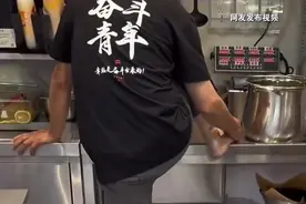 员工在水池洗脚？蜜雪冰城回应图片