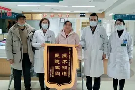 江夏急性双侧肺栓塞患者康复出院！步行到相关科室送锦旗致谢救命医生图片