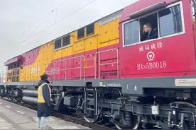 青年“铁”情侣用坚守诠释别样的浪漫图片