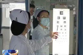 还这样看手机？有人因此双眼近视差距400度！图片