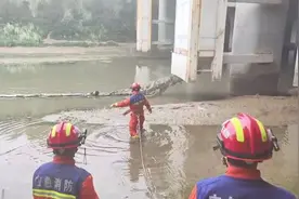 济南：女子被困河滩 消防员涉水营救图片