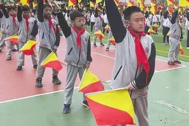 山海同行 舰回烟台|芝罘区葡萄山小学千人旗语操致敬人民海军图片