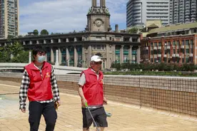 烈日下的坚守丨退役老兵志愿者的高温“战”图片