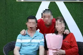 男子与父母失散25年后在广东监狱认亲！狱警帮其拍摄全家福图片