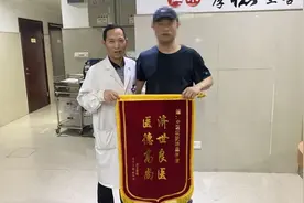 男子打羽毛球，球友一句话救了他一命！医生提醒：出现这些情况要注意图片