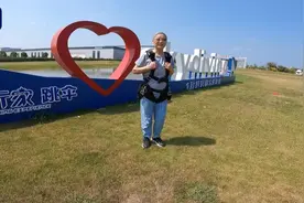84岁奶奶，3000米高空，一跃而下！图片