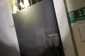 事发上海凌晨，门里戳出一条女人的腿，发生了啥？图片