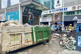 深圳东门老街暴雨后：泡水商品降价销售，地下商城布满淤泥图片