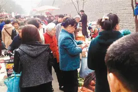 春节临近西安街头张灯结彩 探寻古城墙下的年味儿图片