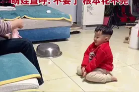 奶奶拿出一万元压岁钱，让3岁萌娃磕头拜年，萌娃直呼: 不要了 根本花不完图片