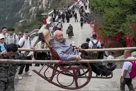 88岁老人腿脚不便，找挑山工抬上山，当事人：圆了老人登泰山的愿望。图片