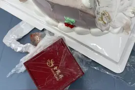 男子切蛋糕发现戒指盒及时联系蛋糕店，回应：还得及时，没影响别人计划图片