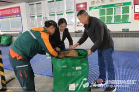当一天快递小哥是怎样的体验？跟着两位市民沉浸式体验快递小哥日常图片