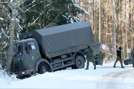 波兰一军用卡车发生事故 11名士兵受伤图片
