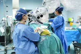 出生听力正常5岁仍口齿不清，女童确诊极重度耳聋植入人工耳蜗图片