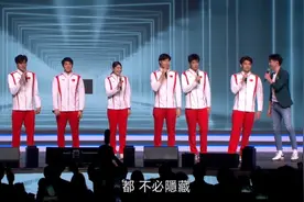 中国游泳队运动员澳门联欢会合唱《孤勇者》图片