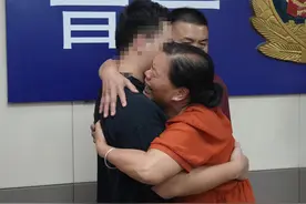 失散28年终团圆  母亲抱住儿子不放手：我怕松开他就走了图片