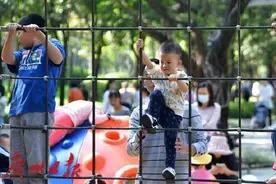 秋日已至白天却热似初夏，广州人的长短袖“烦恼”又来了图片