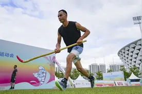 从西北大漠到天涯海角 新疆农民逐梦麦热球图片