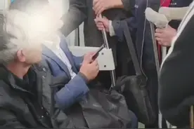 西安地铁一老人要求年轻人让座 遭拒后揪住衣领发飙图片