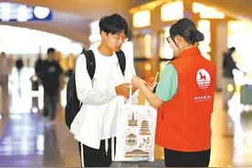 武汉有礼：外地来汉游客刚下高铁就遇惊喜 志愿者为游客送上文明旅游大礼包图片