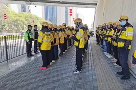 龙华交警大队为外卖骑手送上节后交通安全第一课图片
