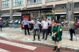 促进残障人士融入社会生活，松江组织志愿者体验公共场所无障碍设施图片