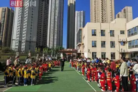 幼儿园萌娃化身消防员，带领爸妈学演练图片