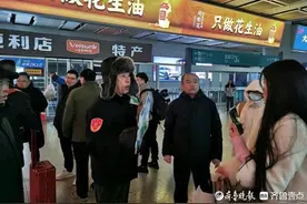 多趟高铁因降雪晚点，济南公交凌晨增派车辆接驳图片