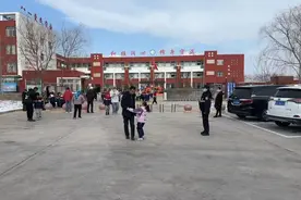 护校安园丨站好护学岗，守好平安路图片