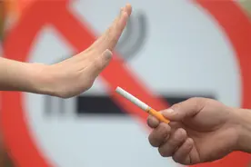 户外控烟“劝你善良”，“不听劝”的该咋办图片