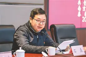 极目政情丨石磊拟获提拔，他16岁考入清华大学，曾获“优秀大学生村官”称号图片