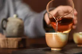 入秋宜喝茶 为啥说红茶、绿茶各有千秋？图片