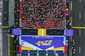 2025宁波马拉松鸣枪开跑 2万跑者逐梦“冠军之城”！图片